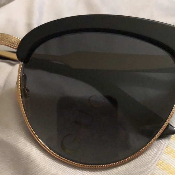 GUCCI WOMEN’S SUNGLASSES (Authentic) - Picture 9 of 11